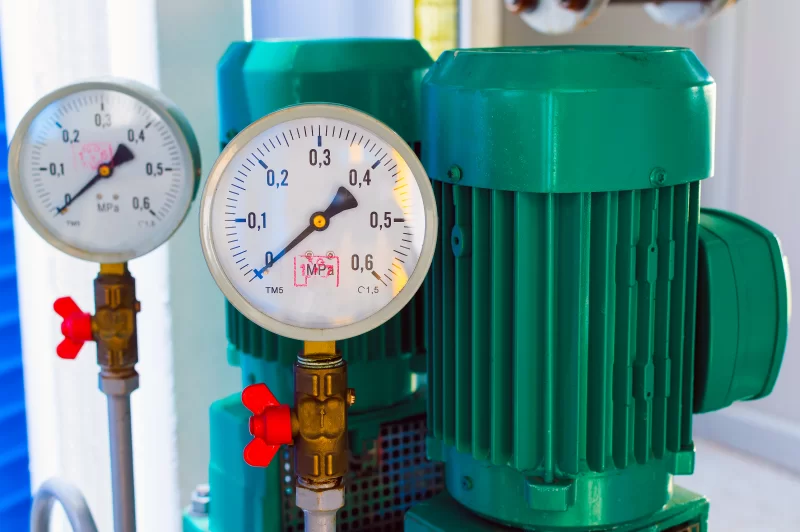 Промышленные манометры и электродвигатели: контроль и мощность в ярких тонах
