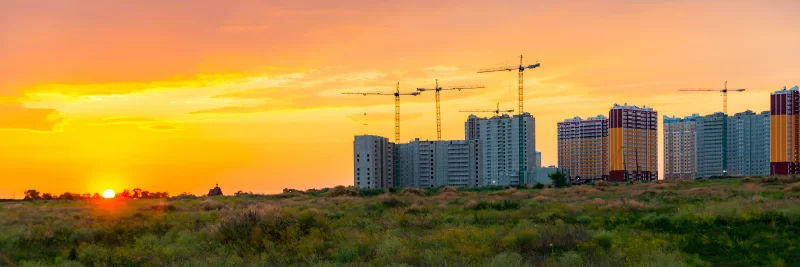 Закат над строительной площадкой жилого дома