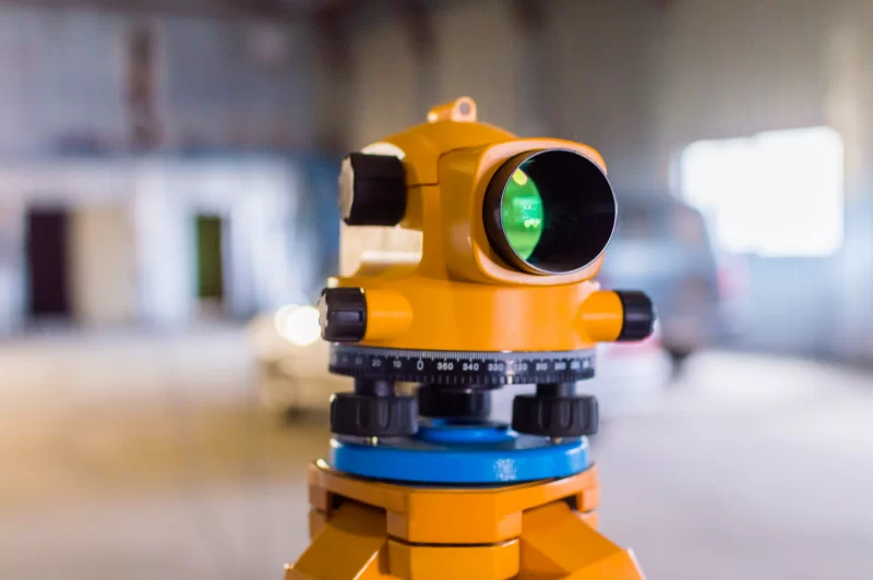 Точный геодезический прибор на строительной площадке