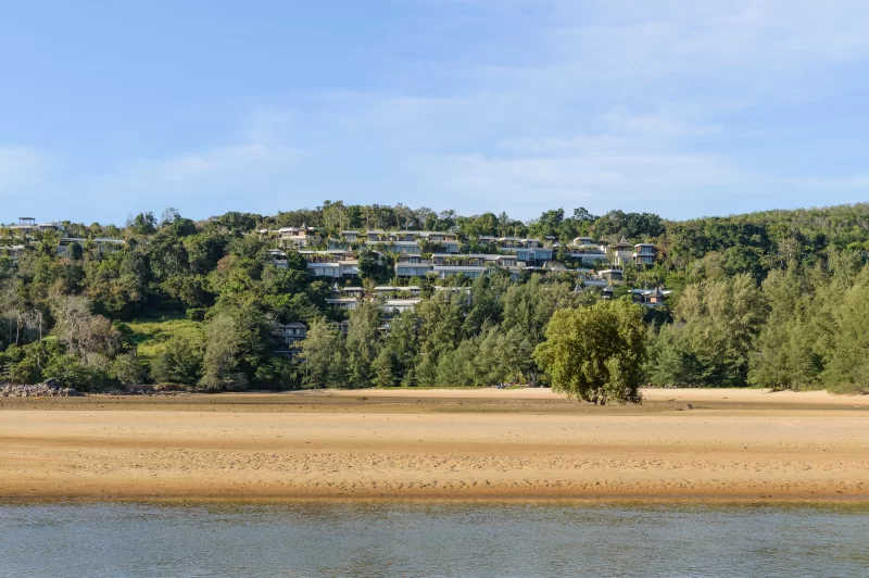 Современные виллы на холме с видом на пляж