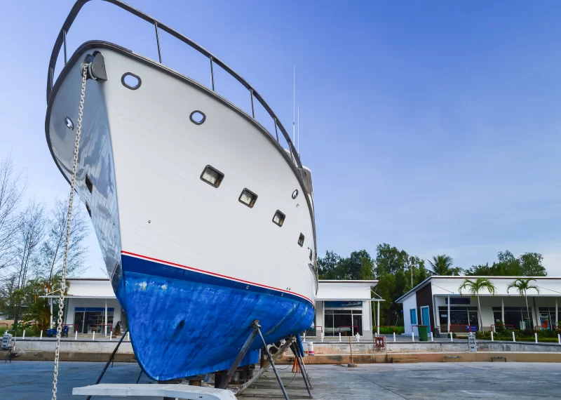 Яхта на сухом доке под ясным небом