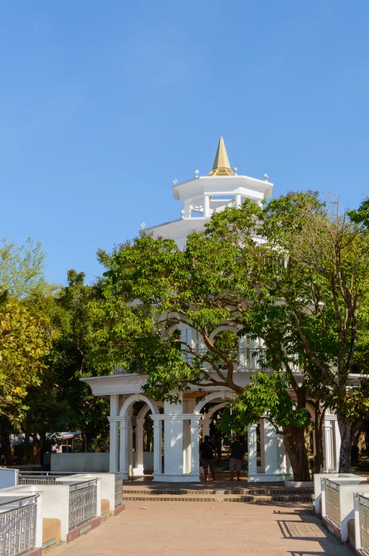 Белая сцена в парке Пхукет, Таиланд