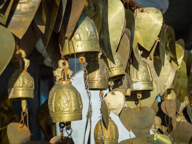 Золотые колокольчики и ветряные звонки в буддийском храме