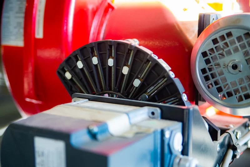 Детали промышленного оборудования: горелка и вентилятор