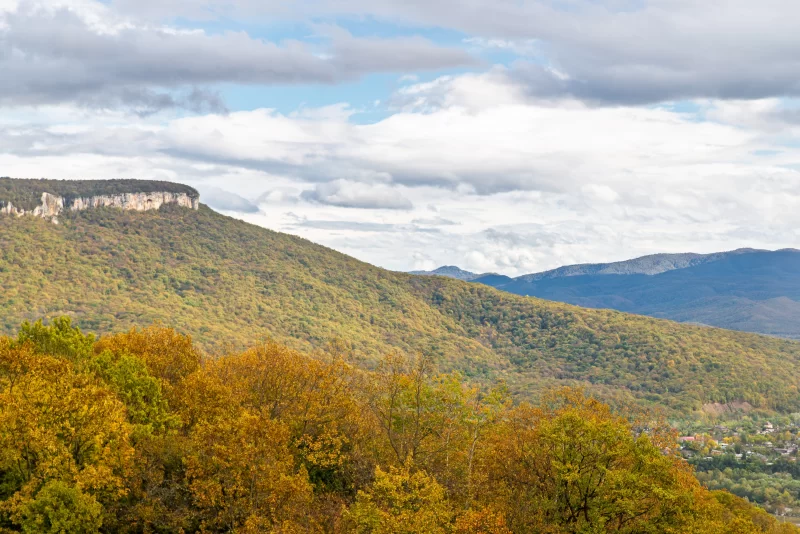 Осенний пейзаж с холмами и скалами в ясный день