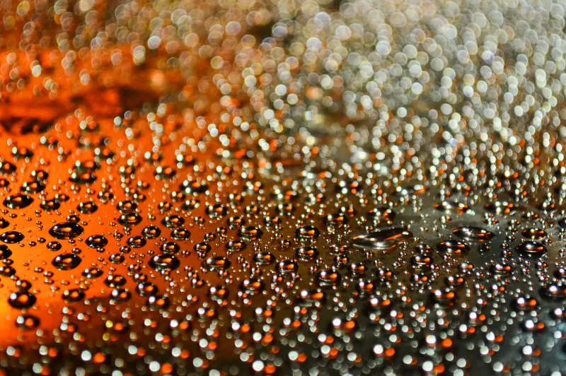 Капли воды на темной поверхности