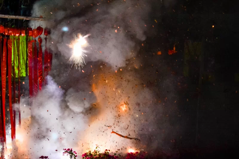 Взрыв фейерверка в ночном небе