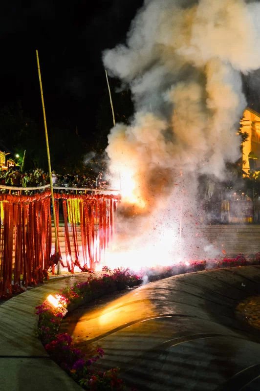 Ночная фестивальная сцена с огненными эффектами и дымом