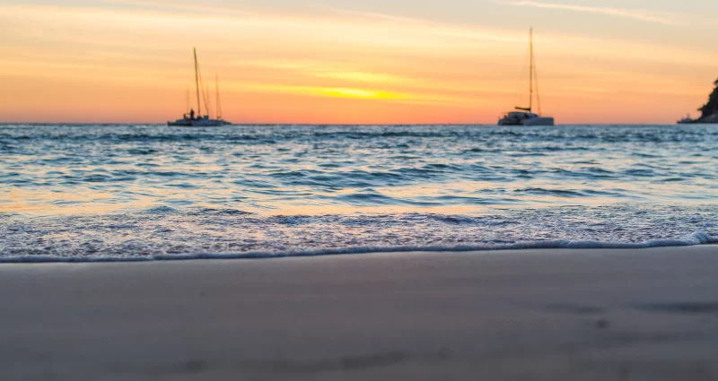 Мягкие волны на песке во время заката