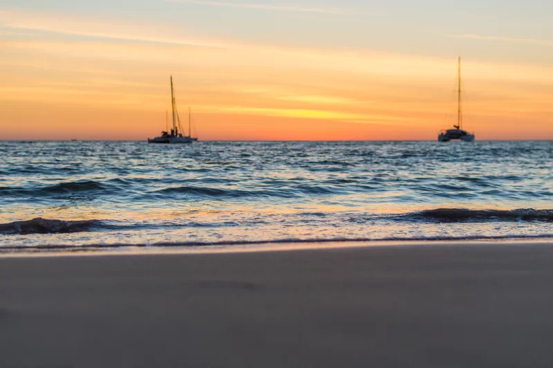 Яхты на закате у моря