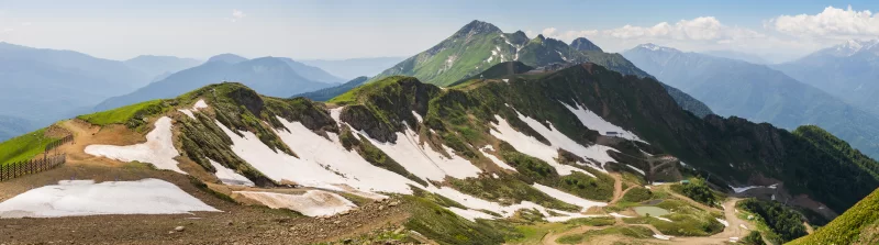 Панорамный вид на летние Кавказские горы