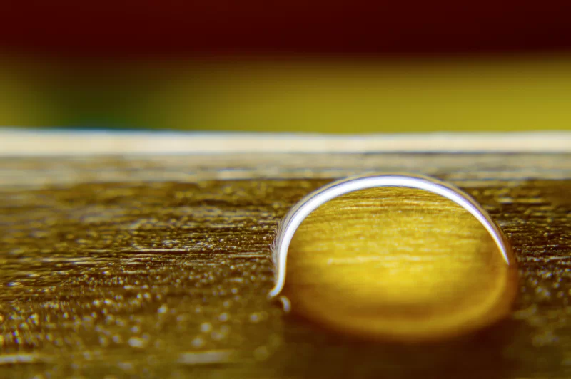 Капля воды на деревянной поверхности