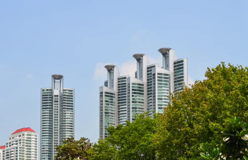 Современные высотные здания на фоне ясного голубого неба