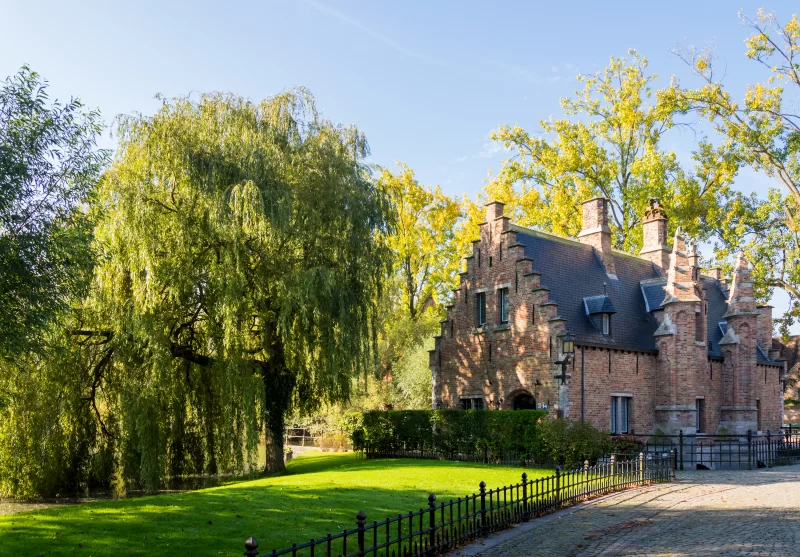 Красивый традиционный кирпичный дом в Брюгге