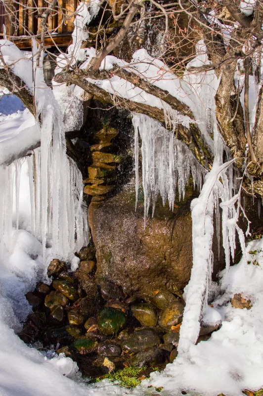 Зимний водопад с сосульками