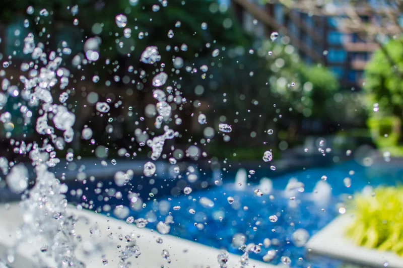 Freeze splashing droplets of water