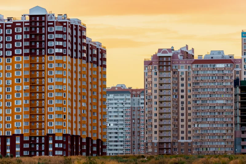 Современные жилые комплексы на закате