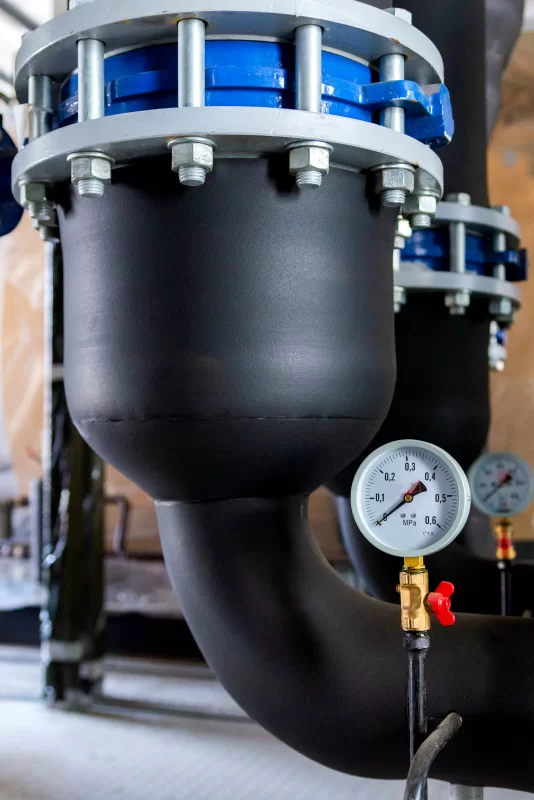 Промышленное оборудование: трубы и манометры