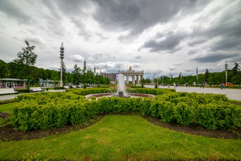 Фонтан и арка на ВДНХ в Москве