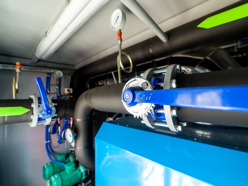 Промышленное оборудование: трубы, вентили и манометры