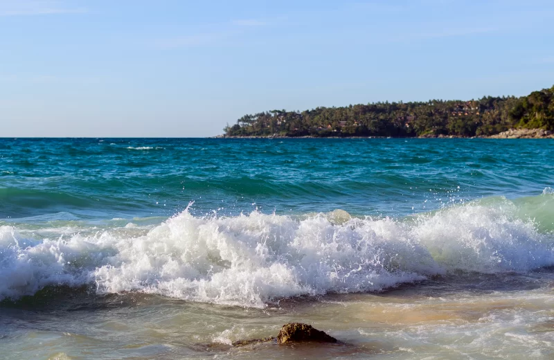 Разбивающиеся волны на тропическом пляже