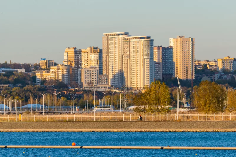 Панорамный вид на город Ростов-на-Дону с набережной, залитой золотым светом