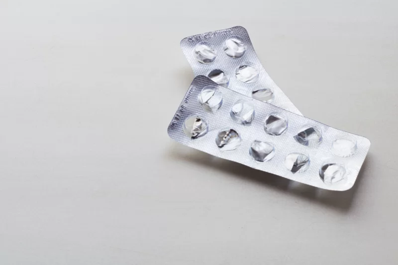 Пустые блистеры от таблеток на светлом фоне
