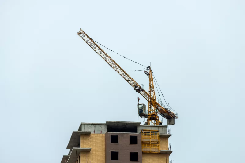 Кран на стройке жилого дома