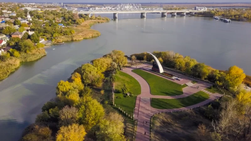 Лес или роща на мысе между двумя реками. Вид с воздуха.