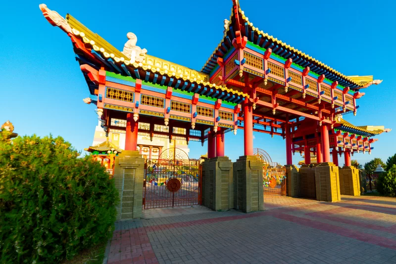 Ворота буддийского храма с яркими цветами