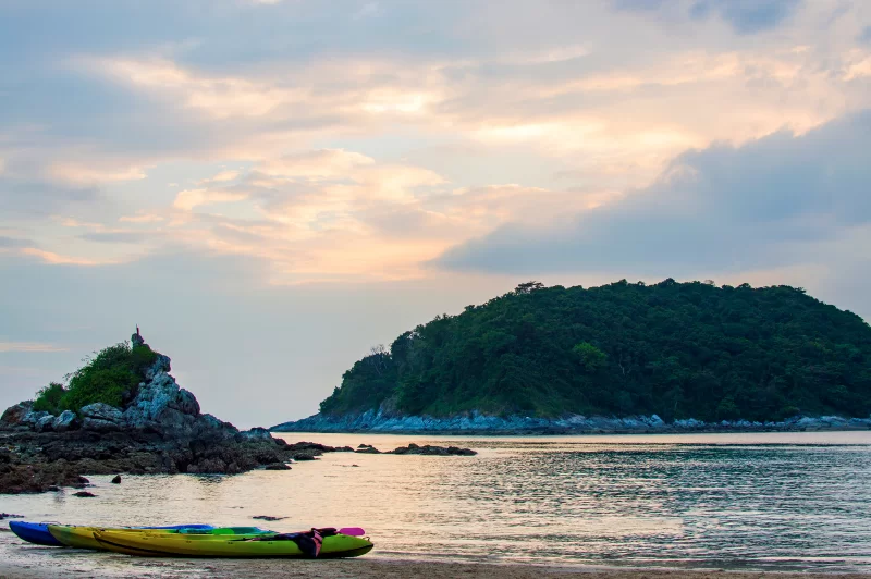 Кайаки на тропическом пляже во время заката