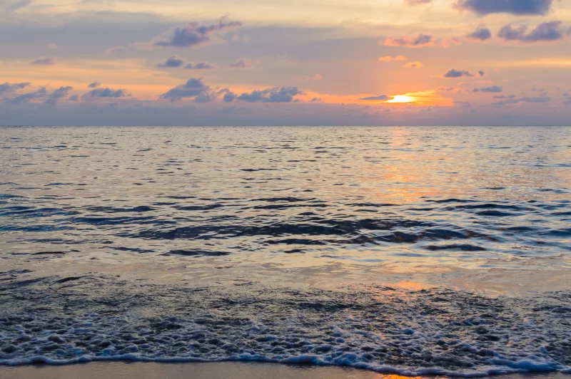 Золотой рассвет над волнами океана