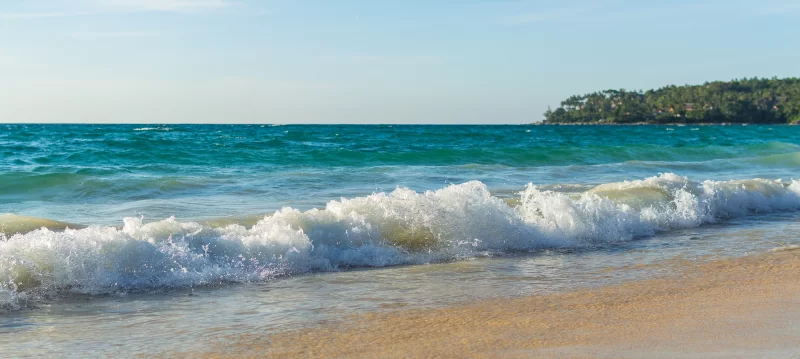Волны океана на песчаном пляже