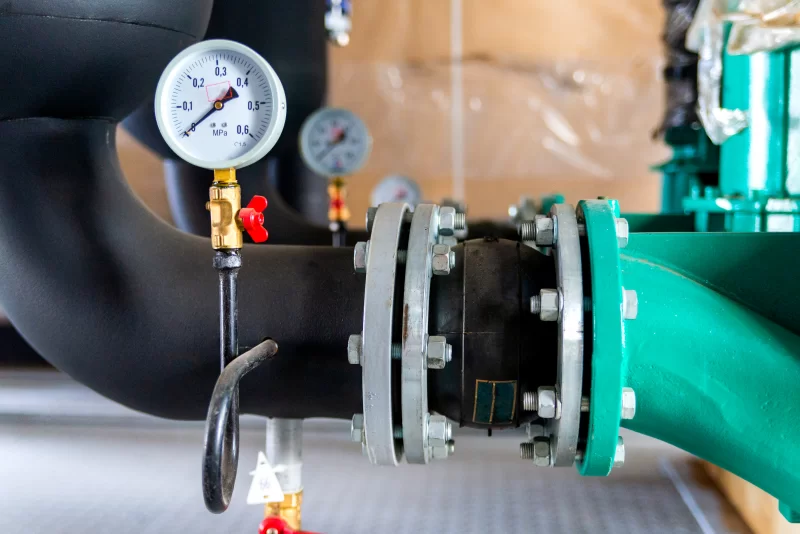 Piping system with gauge and flanges