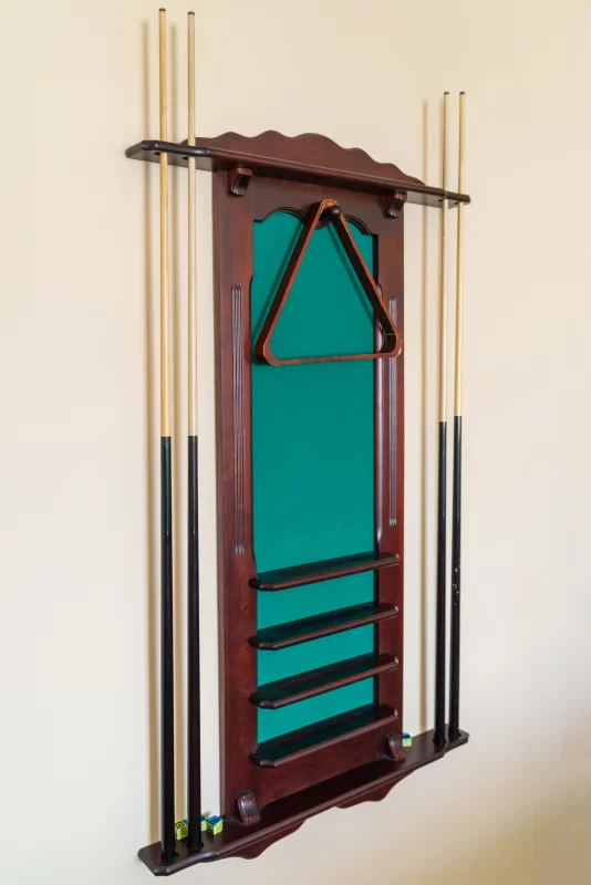 Старинный настенный стенд для бильярда с зеленым фоном