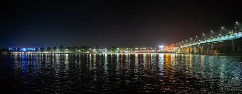 Панорама набережной ночного города