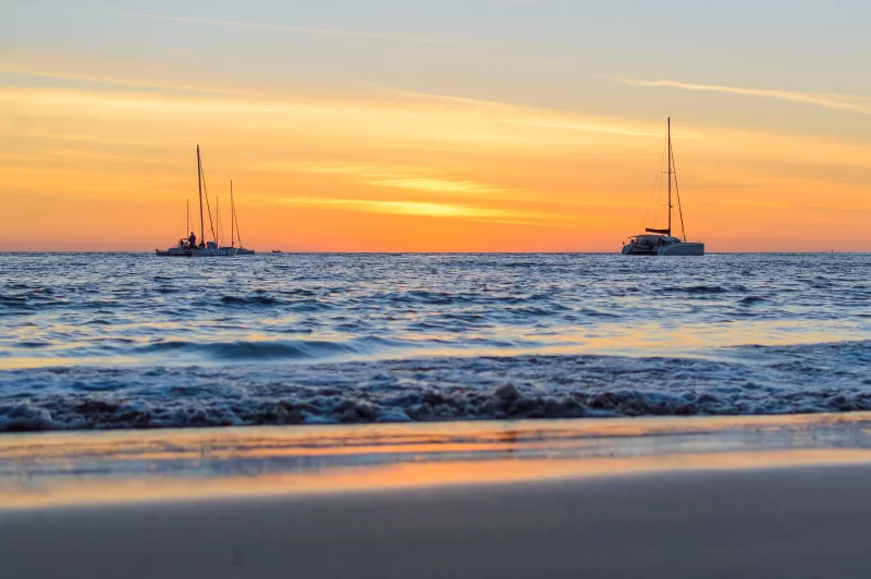 Яхты на закате над океаном