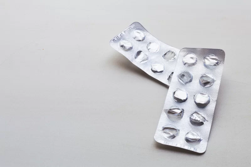 Пустые блистеры от таблеток на нейтральном фоне