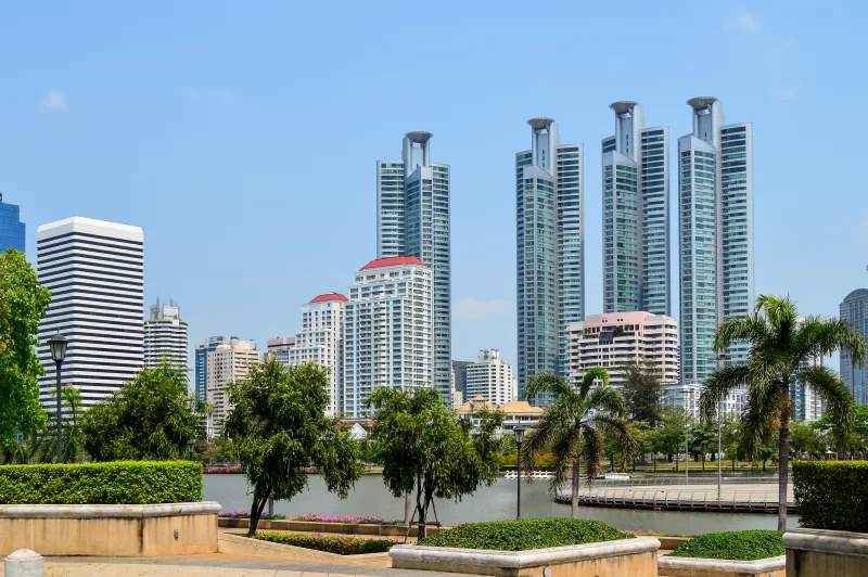 Современный городской пейзаж с небоскрёбами и рекой