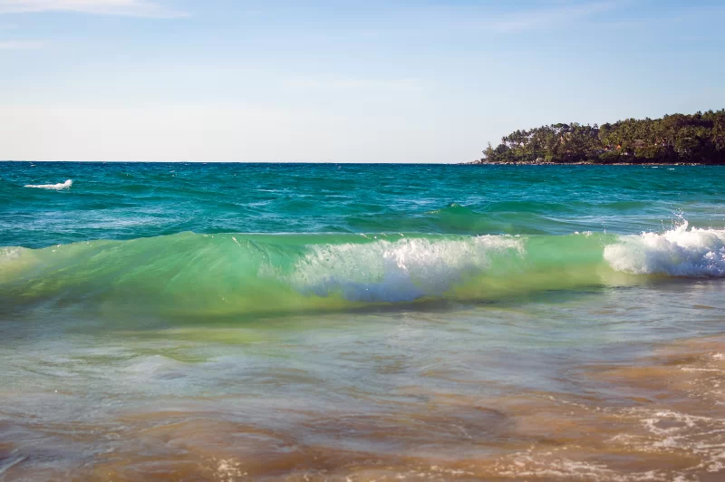 Яркие бирюзовые волны на песчаном пляже