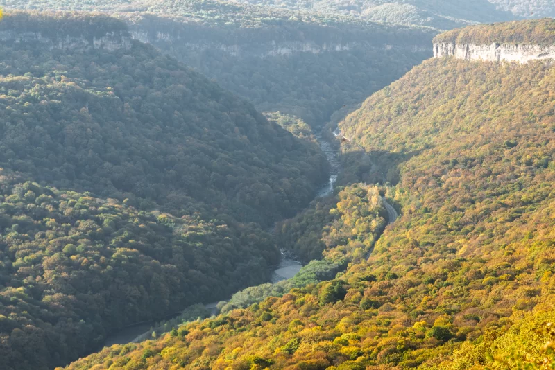 Осенний ущелье в Адыгее с извилистой рекой