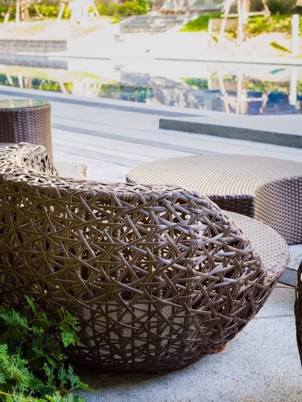 Элегантные плетеные кресла на террасе у бассейна