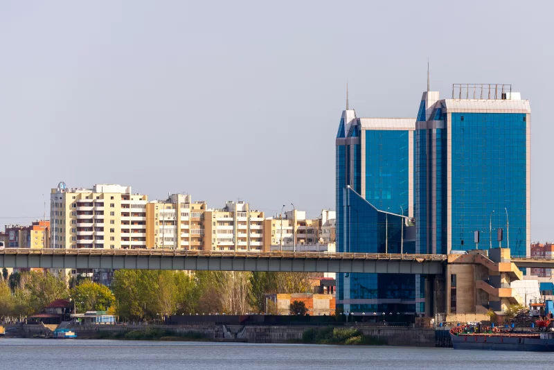 Мост через Волгу и современное здание.