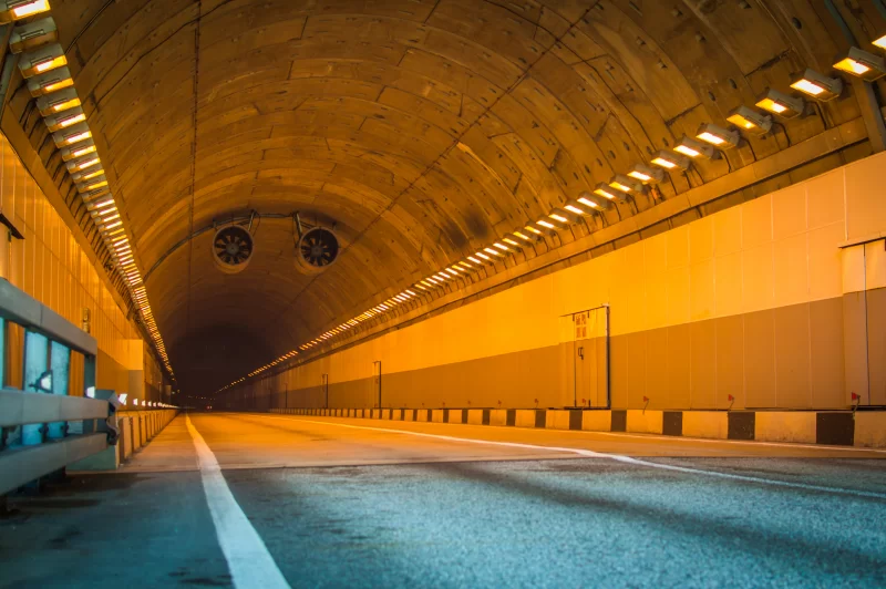Внутреннее пространство тоннеля горной автомагистрали