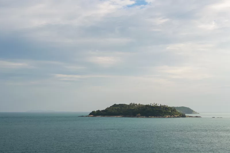 Тропический остров в море