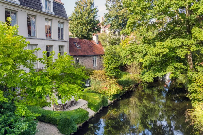 Сцена с каналом в историческом европейском городе