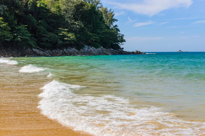 Тропический пляж с прозрачной бирюзовой водой