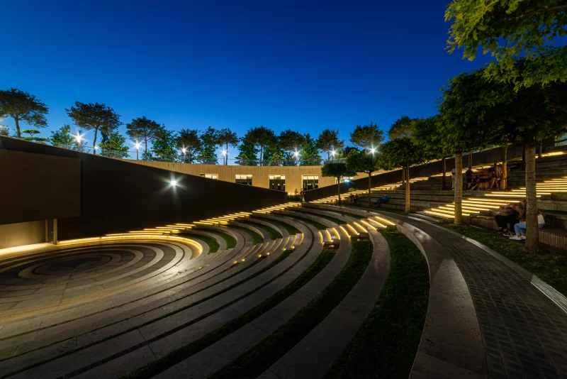 Современный амфитеатр на закате
