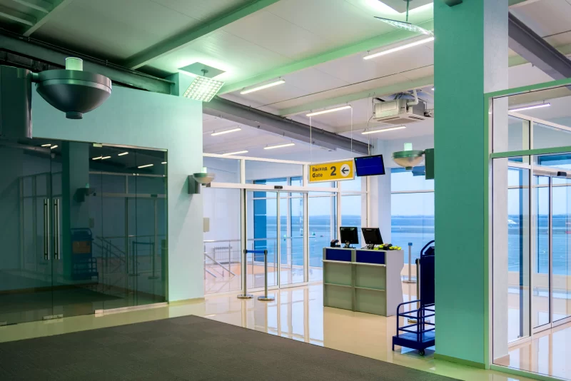 Современный терминал аэропорта или вокзала с панорамными окнами и видом на воду