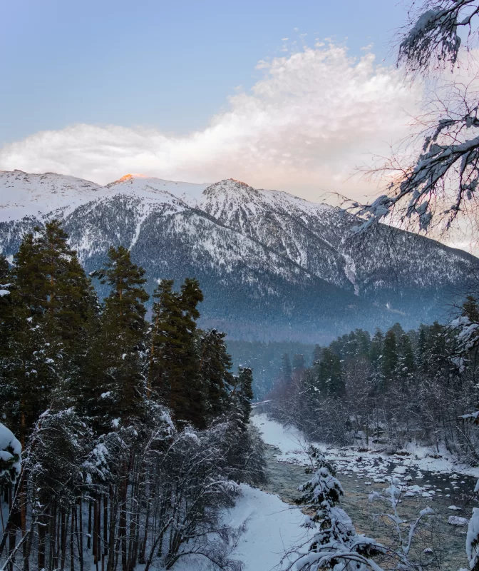 Величественный зимний пейзаж: заснеженные горы и горная река